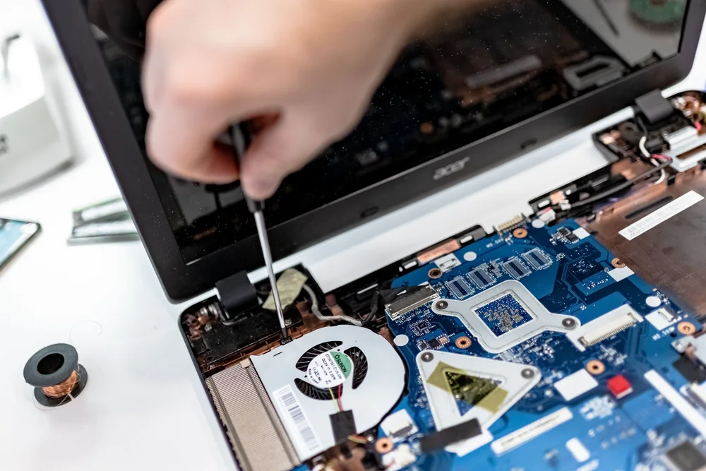 Reparación de componentes electrónicos de una notebook